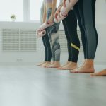 Alunos participando de uma aula coletiva em um estúdio fitness