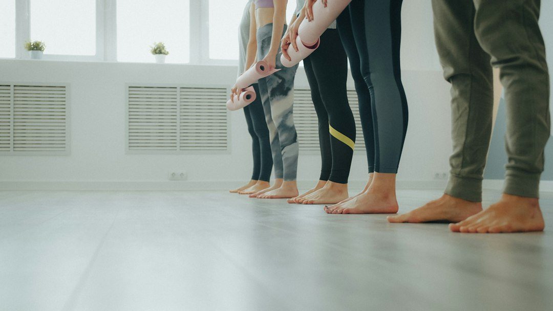 Alunos participando de uma aula coletiva em um estúdio fitness